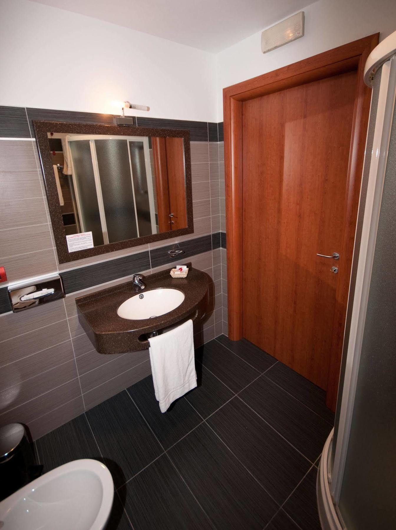 Hotel Brindor Poirino Екстериор снимка