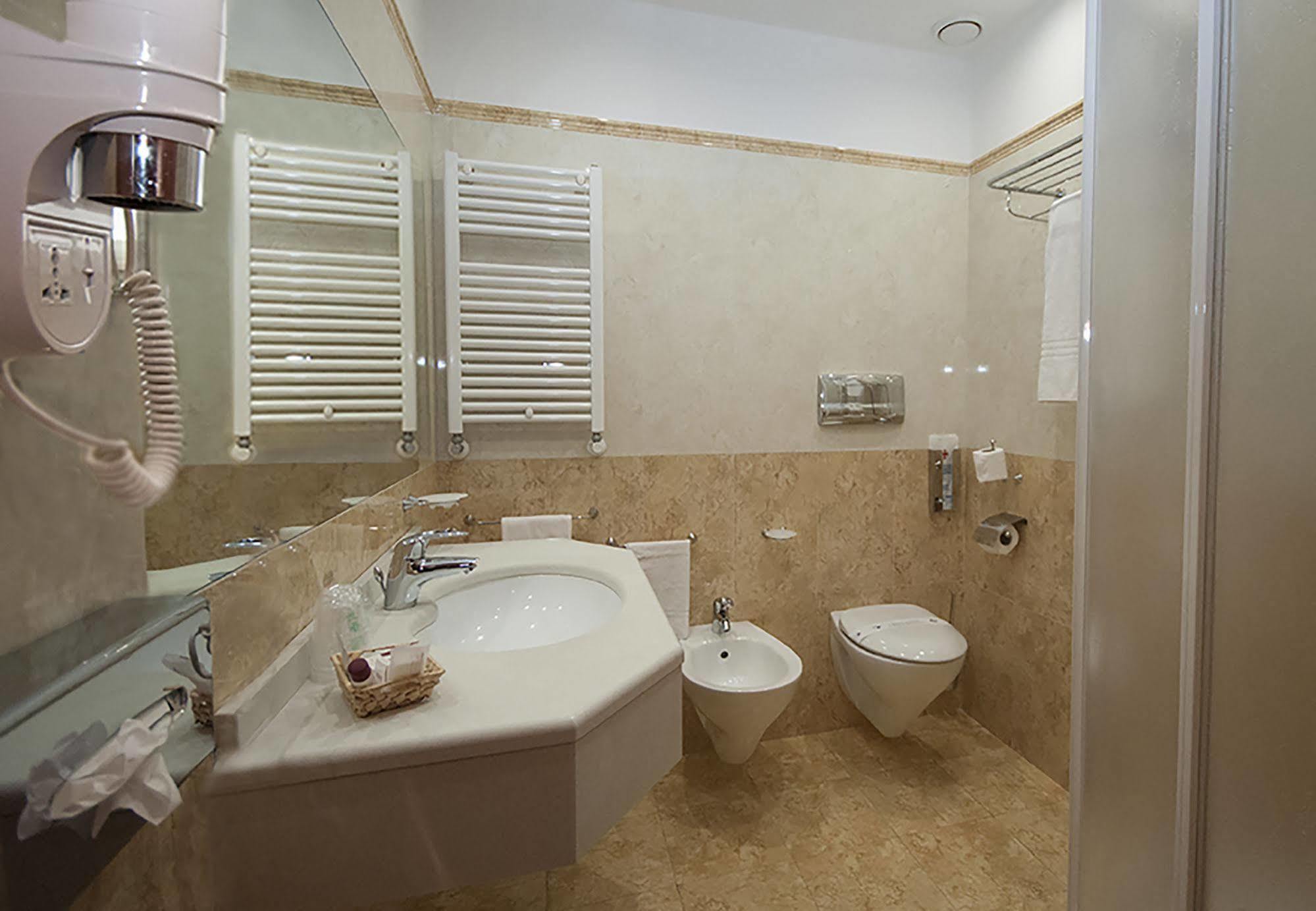 Hotel Brindor Poirino Екстериор снимка