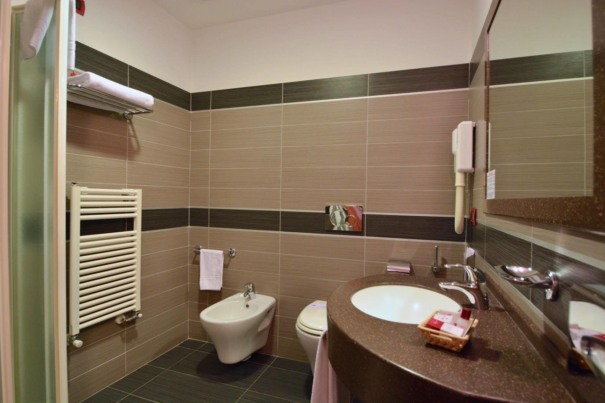 Hotel Brindor Poirino Екстериор снимка
